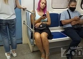 Девушке с красивыми ножками подсматривают под юбку