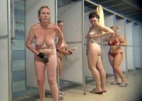 Во время помывки в душевой женщин снимают на камеру